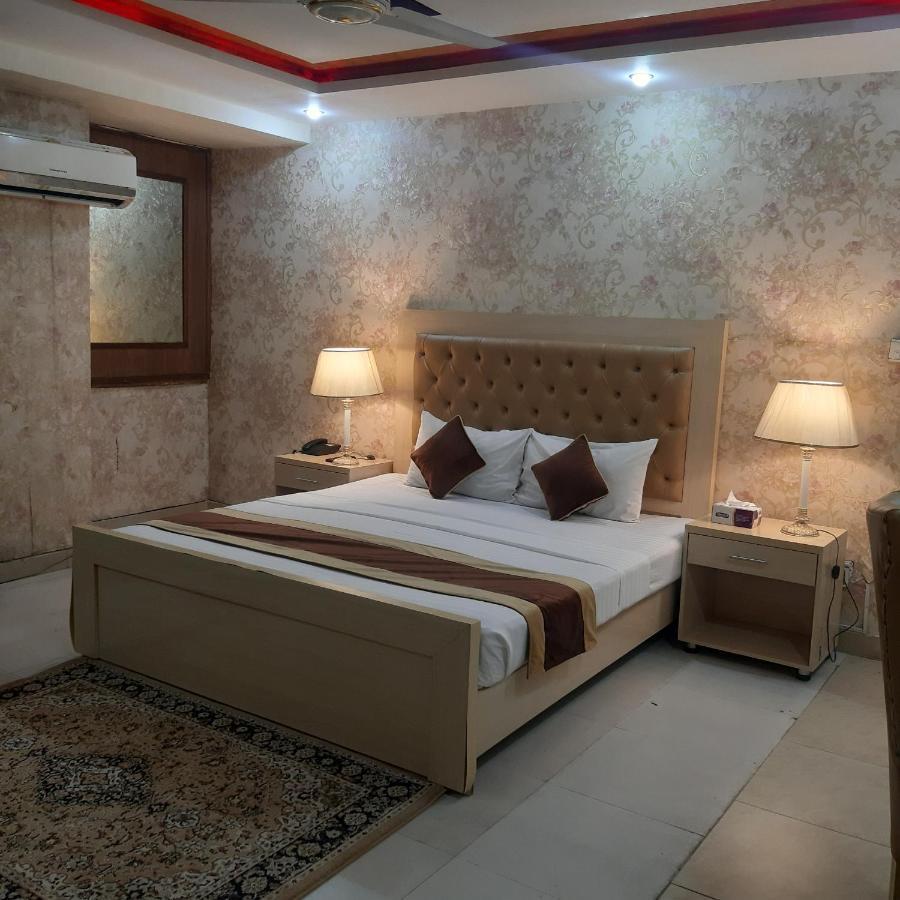 Premier Inn Davis Road Lahaur Zewnętrze zdjęcie